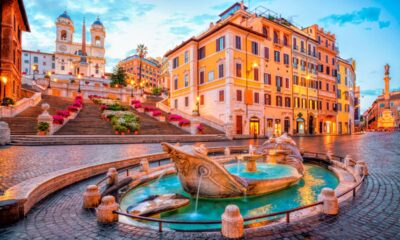 Piazza di Spagna a Roma con la fontana della Barcaccia in primo piano