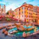 Piazza di Spagna a Roma con la fontana della Barcaccia in primo piano