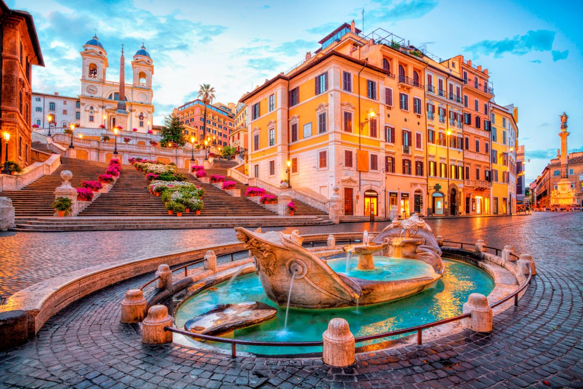 Piazza di Spagna a Roma con la fontana della Barcaccia in primo piano