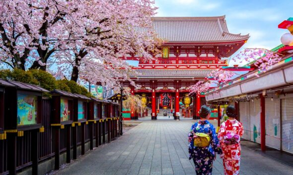 ragazze in kimono al Tempio Sensoji di Asakusa in Tokyo Giappone