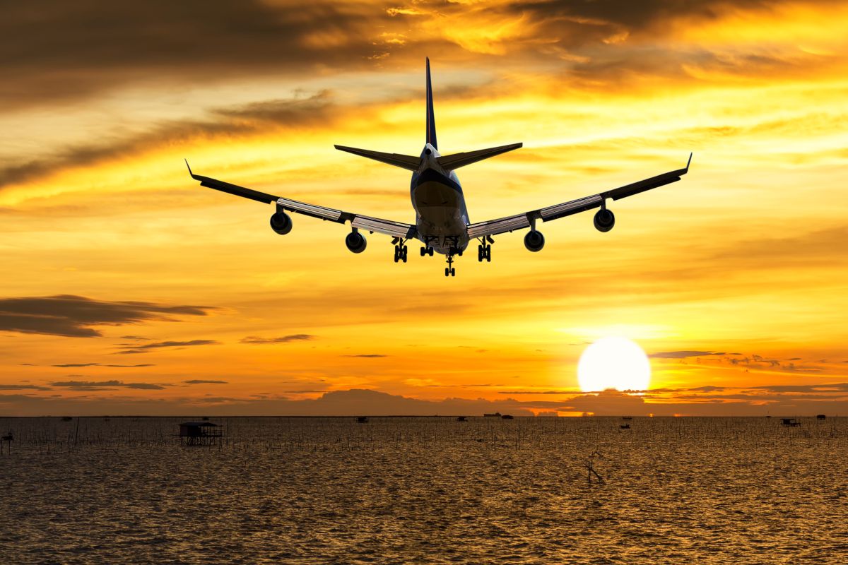 viaggiare in aereo al tramonto sul mare