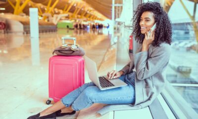 donna con valigia in aeroporto, viaggio, viaggiare