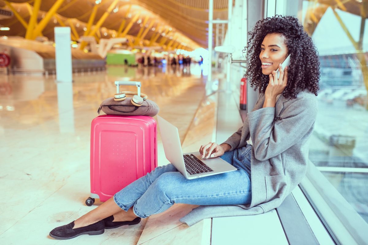 donna con valigia in aeroporto, viaggio, viaggiare