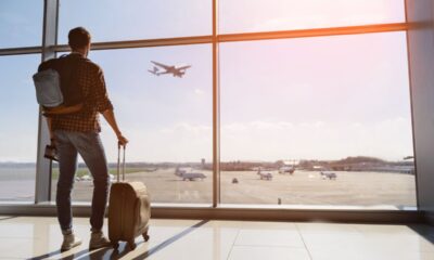 ragazzo con zaino e valigia in aeroporto, viaggio, viaggiare