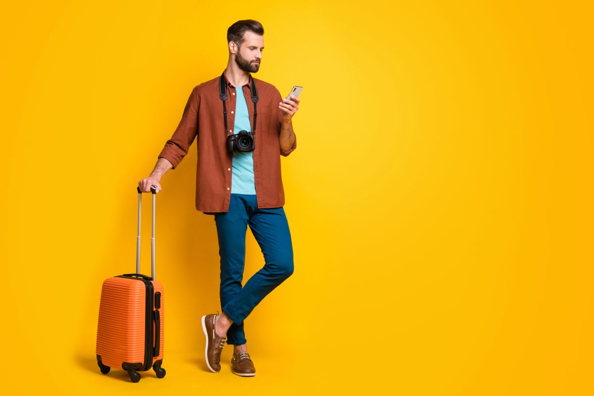 ragazzo , turista con valigia , viaggio, viaggiare