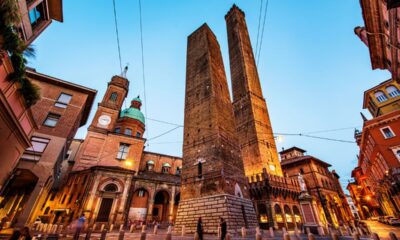 Vista dal basso delle due Torri di Bologna