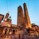 Vista dal basso delle due Torri di Bologna