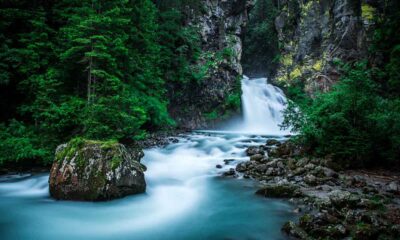 Cascate di Riva nelle Dolomiti in Trentino Alto Adige con abeti ai lati