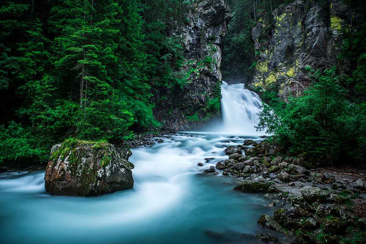 Cascate di Riva nelle Dolomiti in Trentino Alto Adige con abeti ai lati