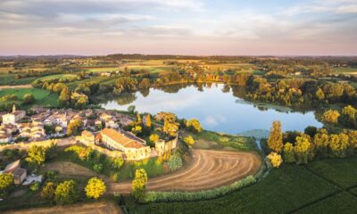 Lago a forma di cuore adiacente al borgo di Castellaro Lagusello