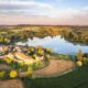 Lago a forma di cuore adiacente al borgo di Castellaro Lagusello