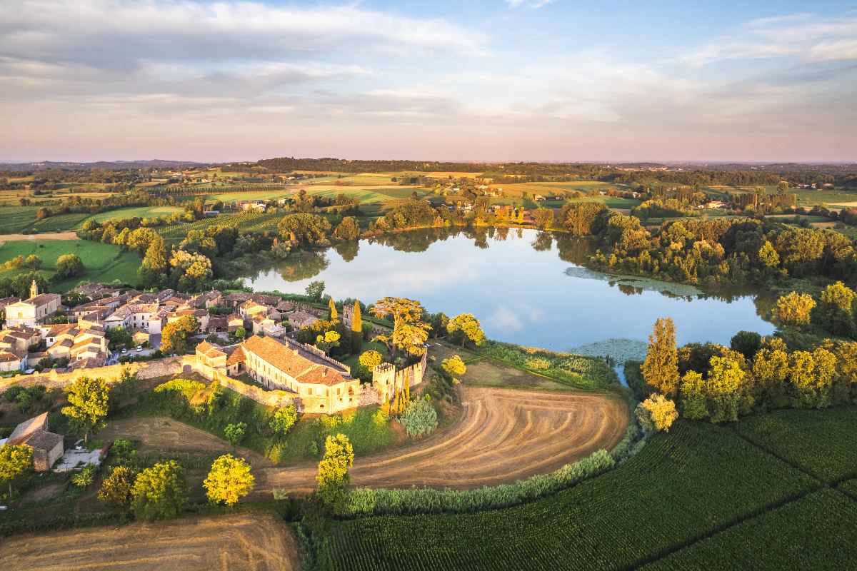 Lago a forma di cuore adiacente al borgo di Castellaro Lagusello