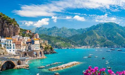 Scorcio della Costiera Amalfitana con vista mare, scogli e barche