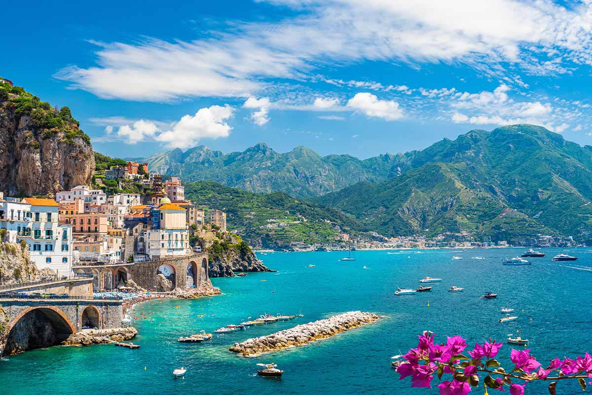 Scorcio della Costiera Amalfitana con vista mare, scogli e barche