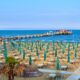 Vista di uno stabilimento balneare a Lignano Sabbiadoro, vuoto con gli ombrelloni chiusi, in una giornata di sole