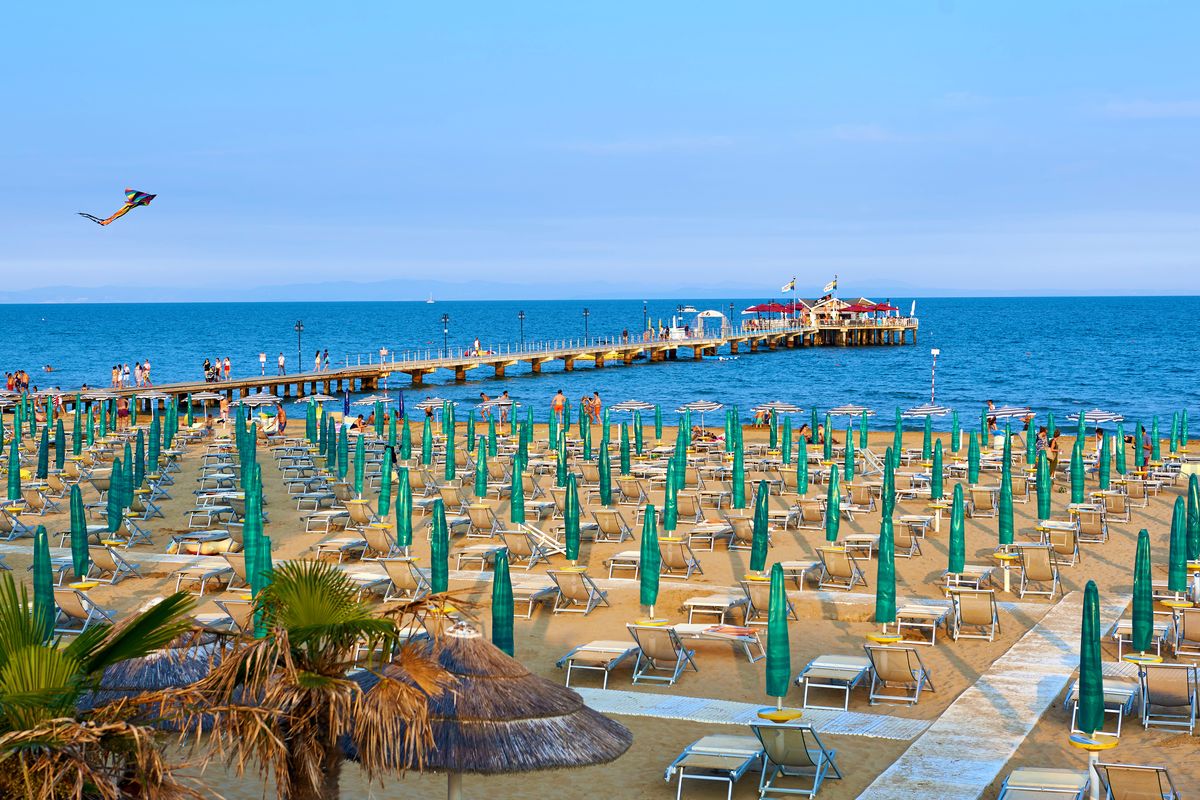 Vista di uno stabilimento balneare a Lignano Sabbiadoro, vuoto con gli ombrelloni chiusi, in una giornata di sole