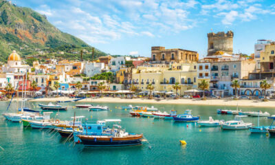 Foto del porto di Ischia, Campania, con navi ormeggiate