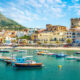 Foto del porto di Ischia, Campania, con navi ormeggiate