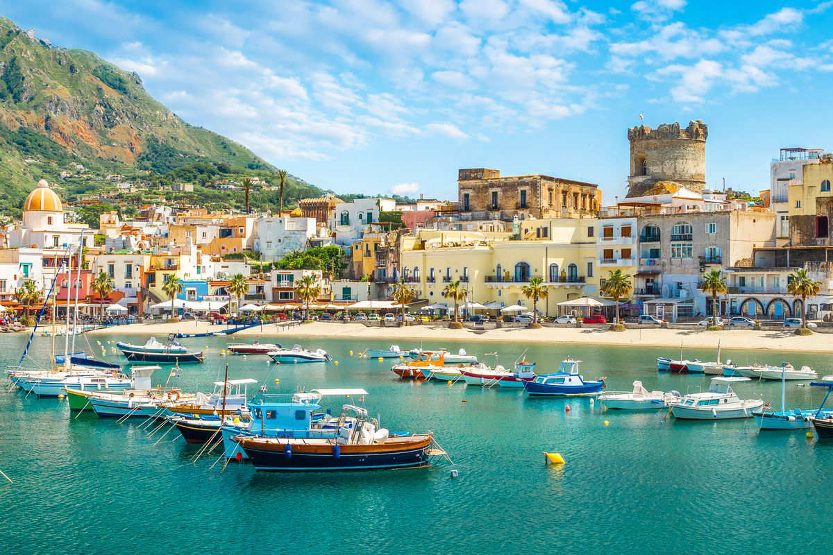 Foto del porto di Ischia, Campania, con navi ormeggiate