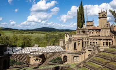 Vista del castello di Scarzuola in Umbria con un paesaggio collinare sullo sfondo