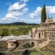 Vista del castello di Scarzuola in Umbria con un paesaggio collinare sullo sfondo