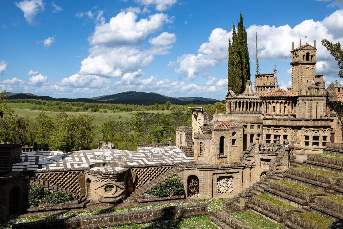 Vista del castello di Scarzuola in Umbria con un paesaggio collinare sullo sfondo