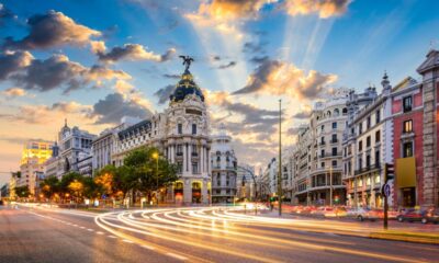 La centralissima Gran Via di Madrid al tramonto