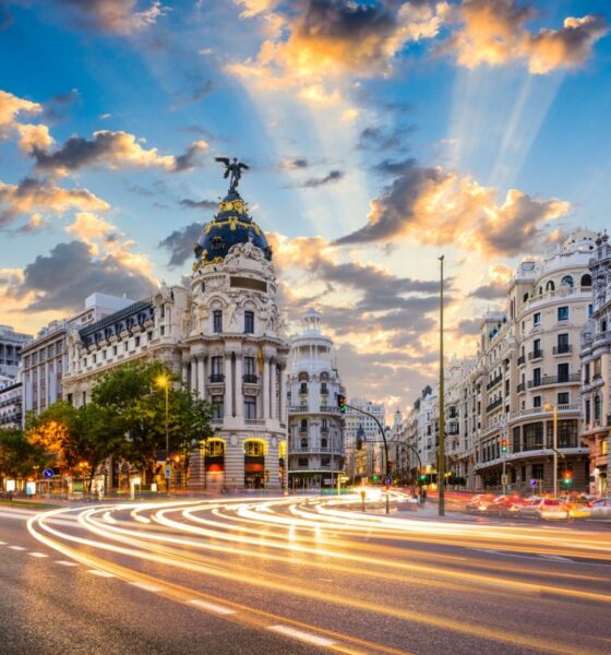 La centralissima Gran Via di Madrid al tramonto