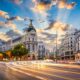 La centralissima Gran Via di Madrid al tramonto