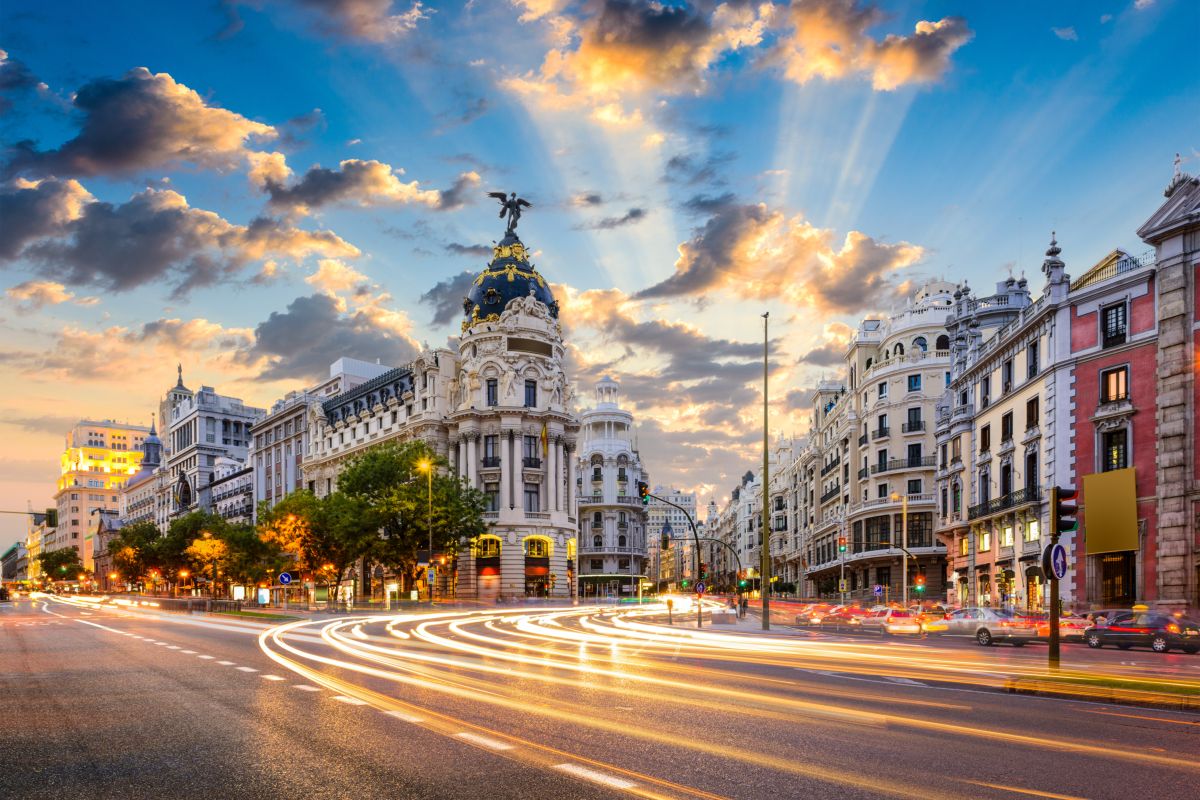 La centralissima Gran Via di Madrid al tramonto