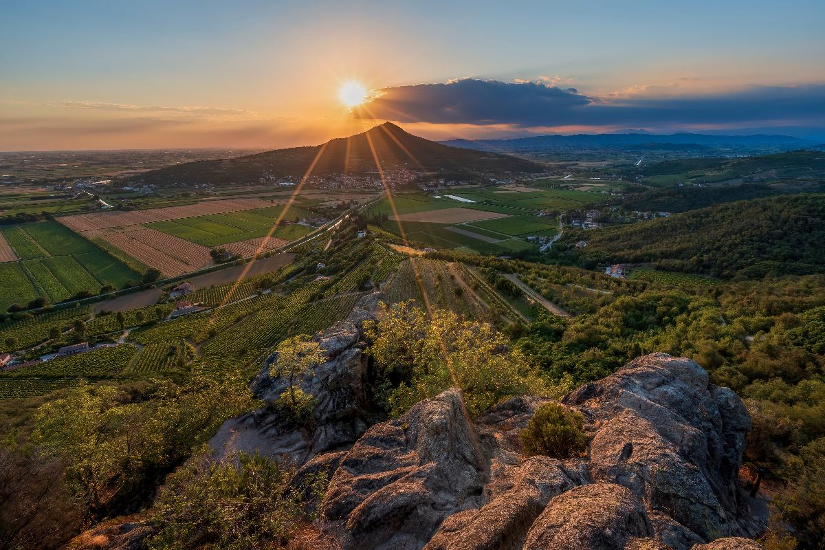 panorama al tramonto del Monte Cinto, sui Colli Euganei, in provincia di Padova