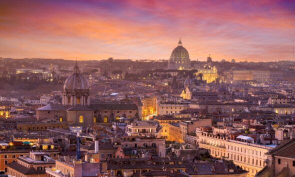 Vista di Roma al tramonto, con la cupola di San Pietro sullo sfondo