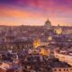 Vista di Roma al tramonto, con la cupola di San Pietro sullo sfondo