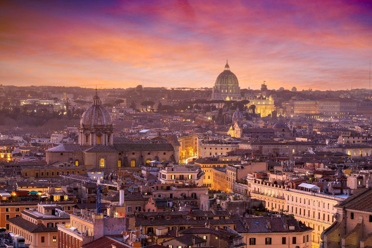 Vista di Roma al tramonto, con la cupola di San Pietro sullo sfondo