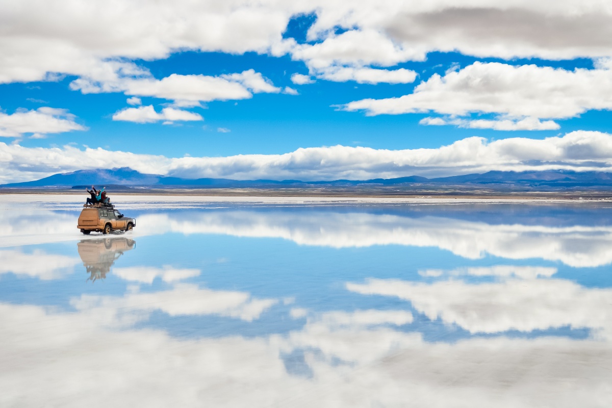 Macchina che attraversa il deserto di Salar de Uyuni in Bolivia