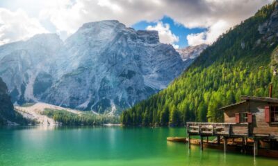 Vista del Lago di Braies in Trentino Alto Adige con sullo sfondo le Dolomiti