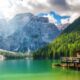 Vista del Lago di Braies in Trentino Alto Adige con sullo sfondo le Dolomiti