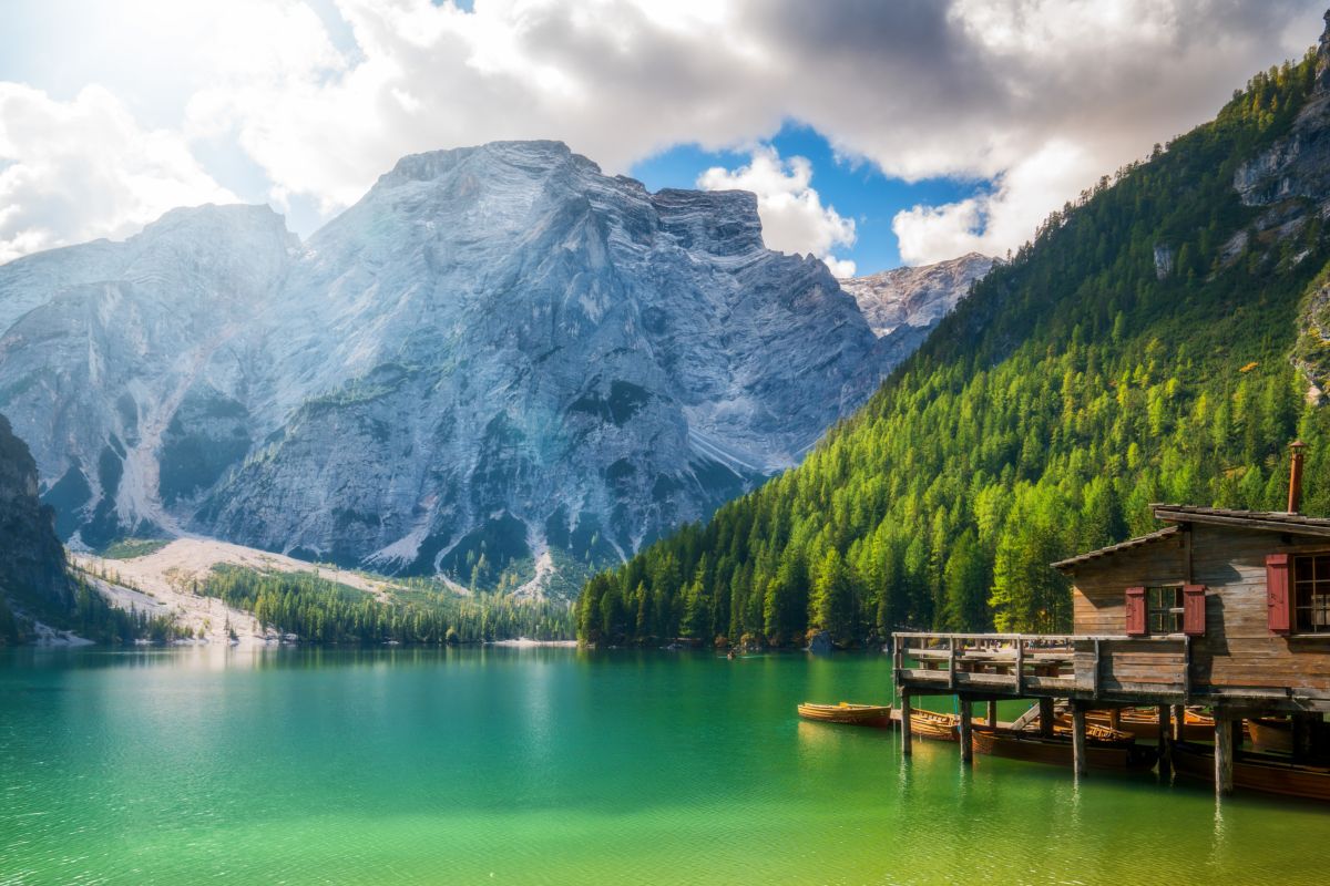 Vista del Lago di Braies in Trentino Alto Adige con sullo sfondo le Dolomiti