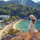 Ragazza che guarda dall'alto la spiaggia di Turuc in Turchia