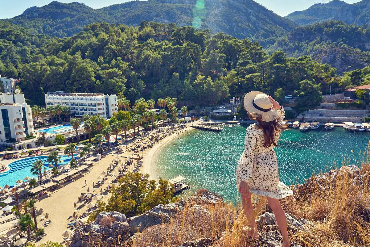 Ragazza che guarda dall'alto la spiaggia di Turuc in Turchia