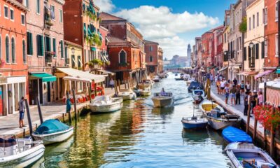 Vista di un canale dell'Isola di Murano a Venezia con barche ormeggiate ai lati