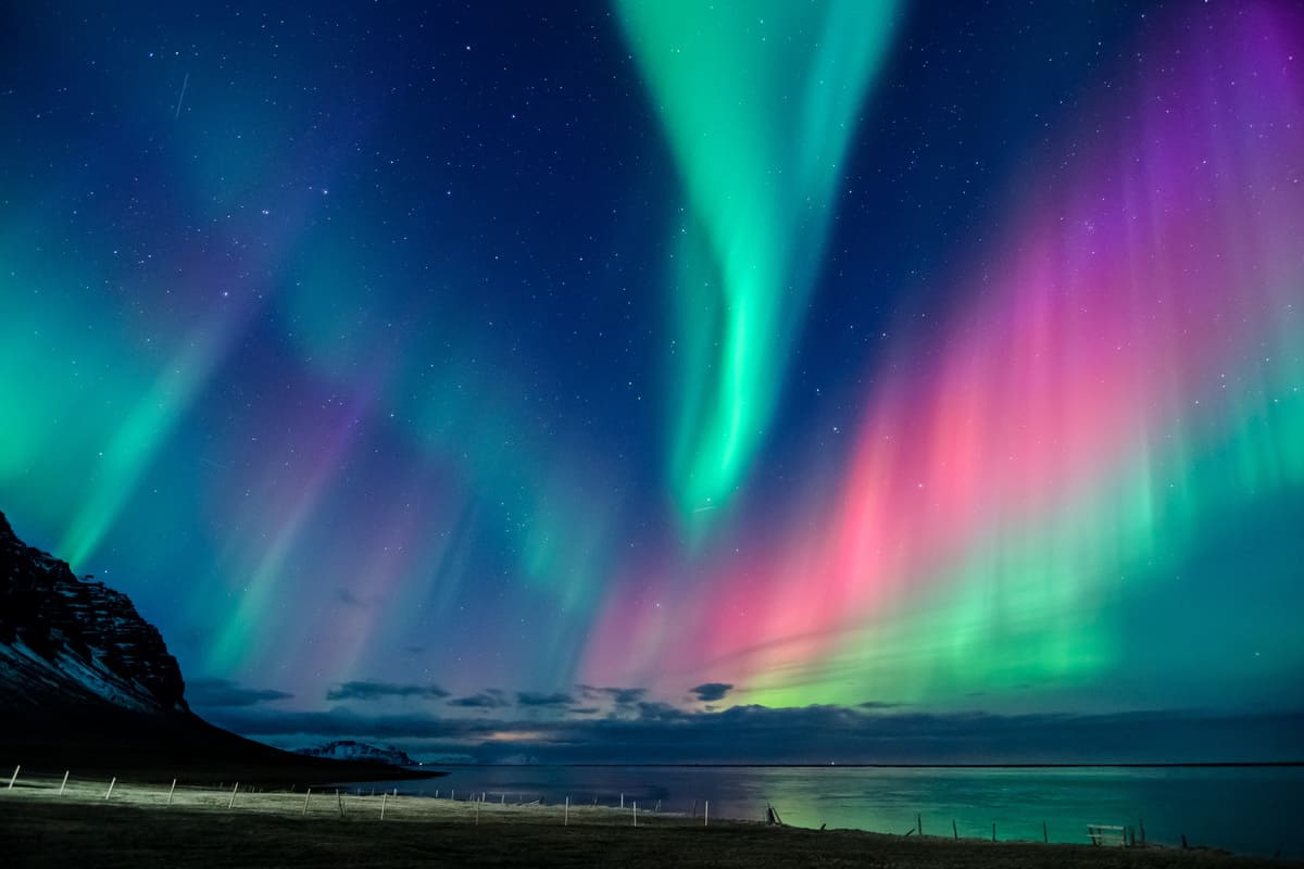 Panoramica di un cielo con l'Aurora Boreale