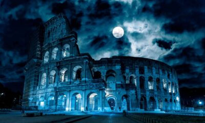 Colosseo di notte con il cielo nuvoloso e la luna