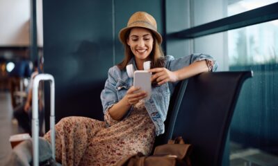 Donna al cellulare in attesa in aeroporto