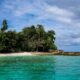 Immagine di una isola nell'Oceano, con spiaggia ed un piccolo porticciolo