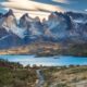 Strada che attraversa la vallata e che porta verso un lago della Patagonia cilena con sullo sfondo delle montagne rocciose con della neve