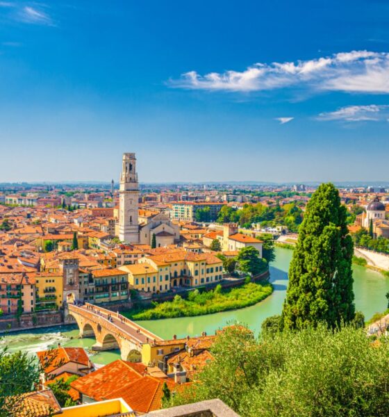 Panoramica della città di Verrona dall'alto co ìn vista sull'Adige