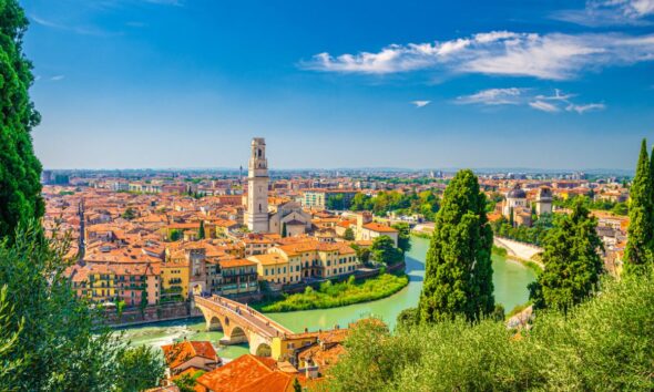 Panoramica della città di Verrona dall'alto co ìn vista sull'Adige