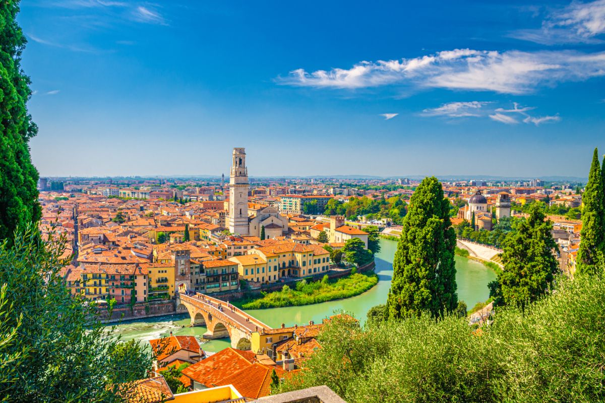 Panoramica della città di Verrona dall'alto co ìn vista sull'Adige