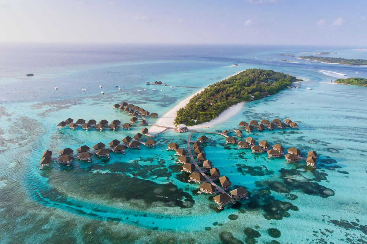 Panorama con resort alle Maldive